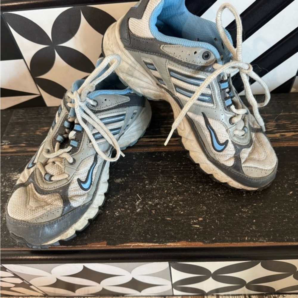 Gray and Blue NIKE Sneakers- unisex but listed under women for sizing🩵🩶EUC🩶🩵